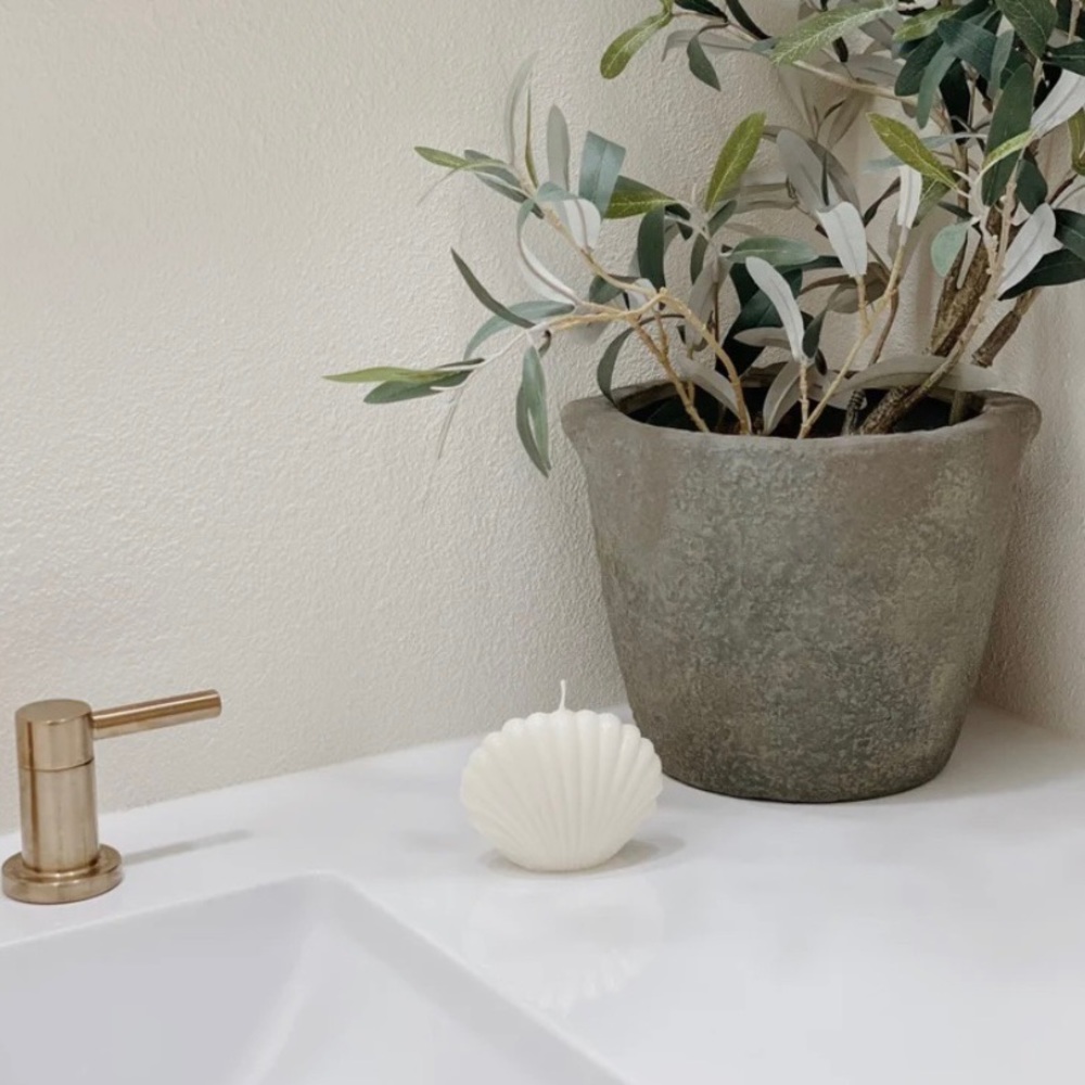 White decorative scallop seashell candle